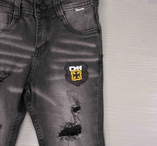 jean gris para niño con parches y rotos urbanos