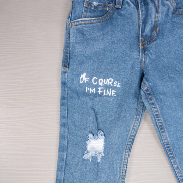 Jean Azul Claro para Niño con Rotos y Estampado Urbano – Impacto Urban
