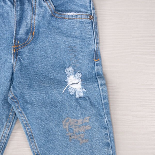 Jean Azul Claro para Niño con Rotos y Estampado Urbano – Impacto Urban