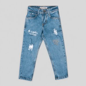 jean-azul-claro-nino-rotos-estampado-fondo-gris Jean azul claro para niño con rotos y estampado urbano Impacto Urban