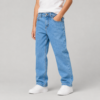 ChatGPT Image 3 ago 2026, 04_44_06 p.m. niño modelo con jeans azul claro clásico para niño. Impacto urban