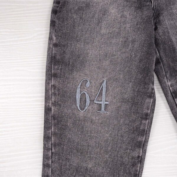 Jean baggy gris con bordados NEW y 64 para niño – Impacto Urban