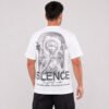 Vista posterior de camiseta blanca con estampado Silence en escala de grises
