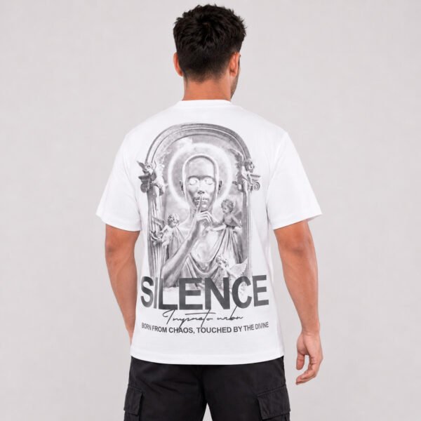 Vista posterior de camiseta blanca con estampado Silence en escala de grises