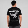 camiseta-negra-redemption-figura-alada-espalda Vista posterior de camiseta negra con estampado Redemption y figura alada