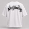 Vista posterior de camiseta blanca oversize con texto Loyalty