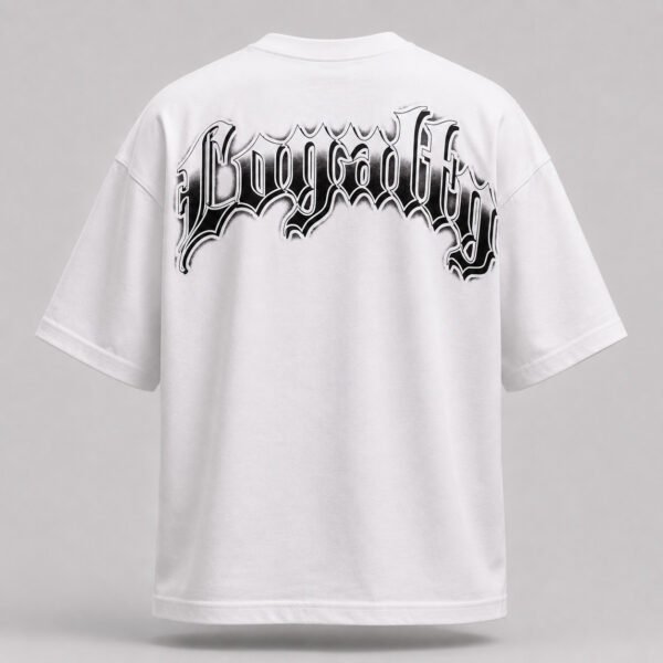 Vista posterior de camiseta blanca oversize con texto Loyalty