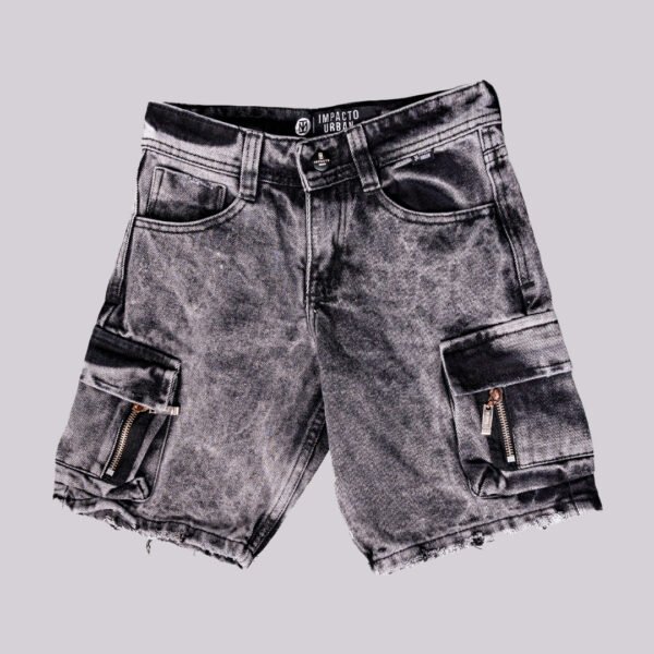 bermuda-cargo-gris-nino-kids Detalle de bolsillos de bermuda cargo gris claro para niño