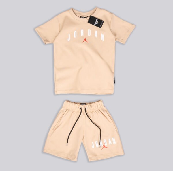 conjunto-jordan-beige-camiseta-pantaloneta-nino-kids Conjunto para niño en tela Qatar color beige con camiseta y pantaloneta
